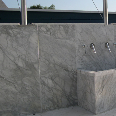 Carrara venato - Fountain for urban environment: polished finish